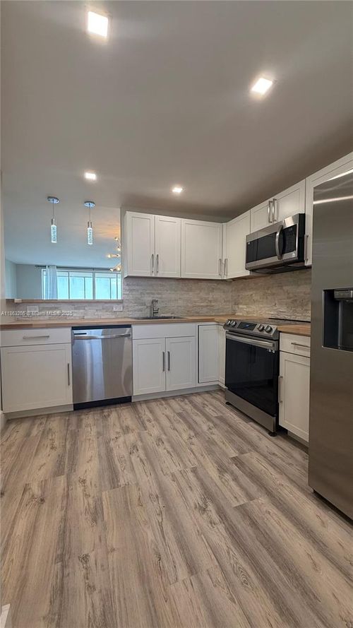 4-1750 Ne 191st St, Miami, FL, 33179-4284 | Card Image
