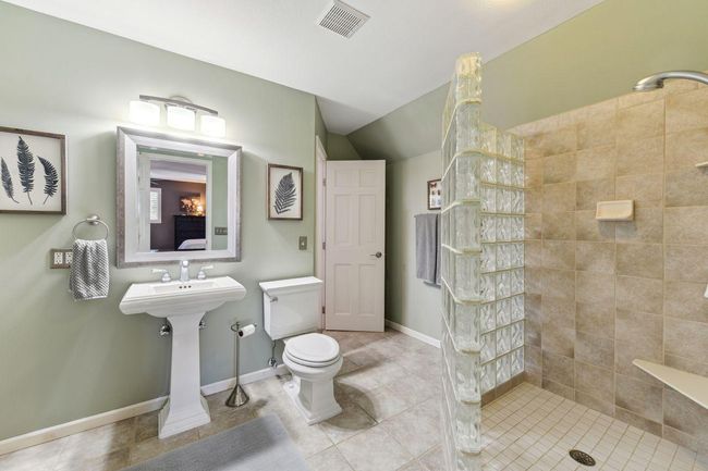 Jack and Jill Upper Level Bathroom | Image 25