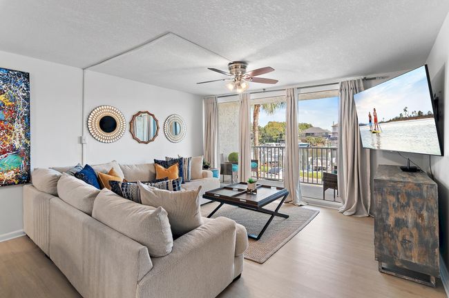 Spacious Living Area | Image 4