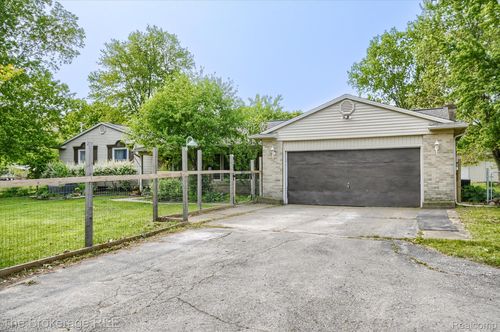11305 Cook Rd, Gaines, MI, 48436-9742 | Card Image