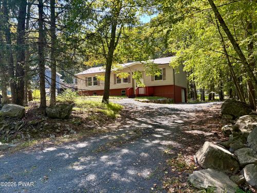 1073 Deer Run E, Bushkill, PA, 18324-6825 | Card Image