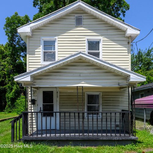 617 1st Ave, New Bern, NC, 28560-5613 | Card Image