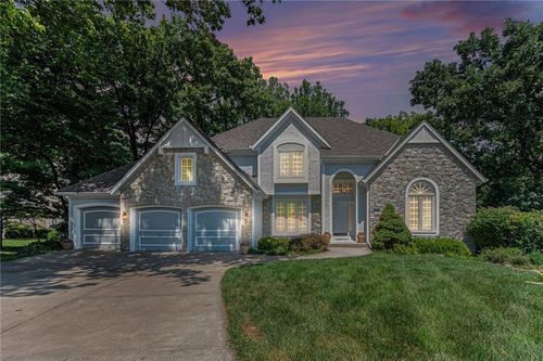 5527 N Oakdale Pl, Parkville, MO, 64152-4337 | Card Image