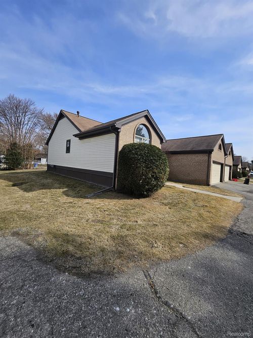 2013 Roman Ct, Warren, MI, 48092-2185 | Card Image