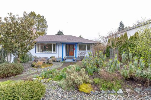 1052 Craigflower Rd, Esquimalt, BC, V9A2Y1 | Card Image