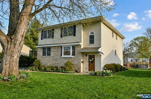 31 Smith St, Waldwick, NJ, 07463-1612 | Card Image