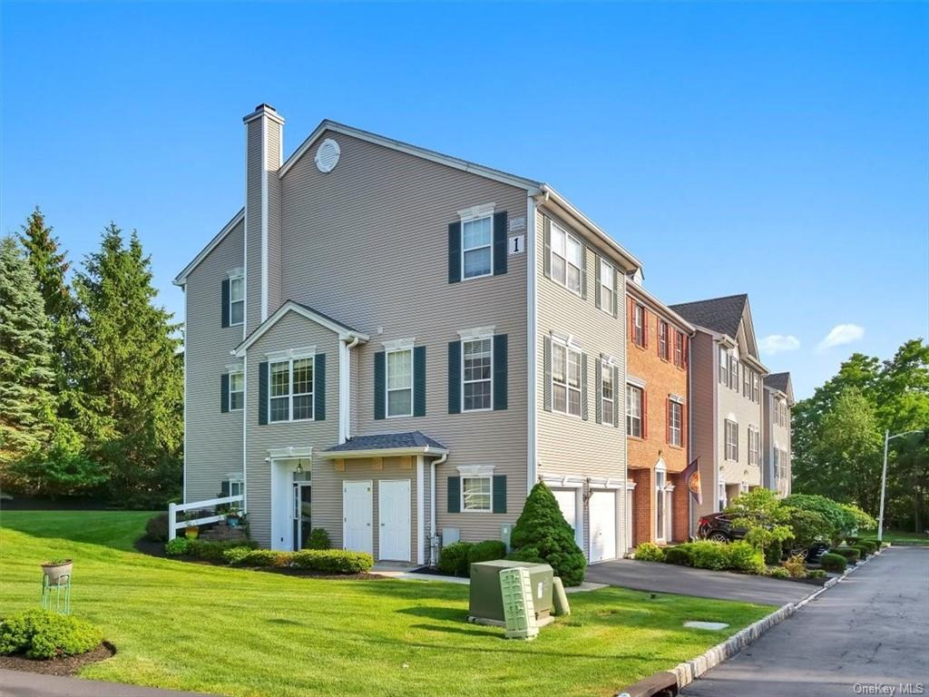 Willow Dr, Nanuet, NY 10954