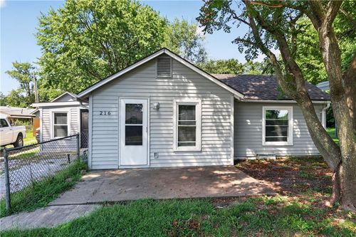 216 Hunter St, Independence, MO, 64050-4040 | Card Image
