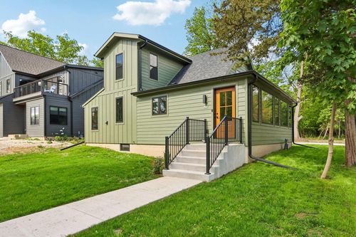 637 1st Street, Delafield, WI, 53018 | Card Image