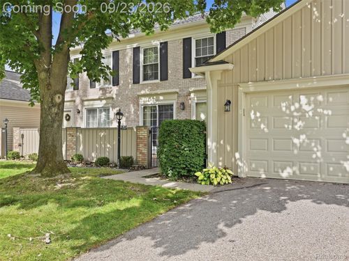 1204 Kings Cove Dr, Rochester Hills, MI, 48306-4219 | Card Image
