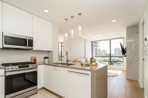 1002-170 W 1st St, North Vancouver, BC, V7M3P2 | Card Image