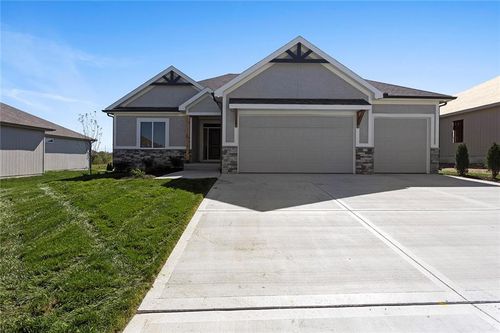 204 Sw Chelmsford Dr, Blue Springs, MO, 64014-7856 | Card Image