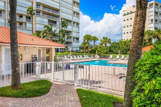 405 - 3870 N Highway A1a, Condo with 2 bedrooms, 2 bathrooms and null parking in Hutchinson Island FL | Image 33