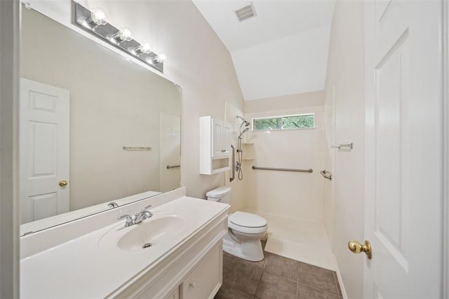 secondary bathroom located between 2 bedrooms | Image 4