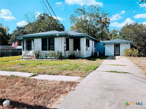 418 Clark St, Yoakum, TX, 77995-3606 | Card Image