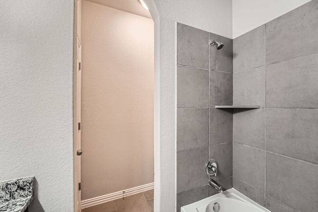 Full Hallway Bath | Image 18