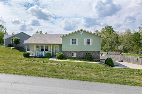 102 W Swenson Dr, Savannah, MO, 64485-8400 | Card Image
