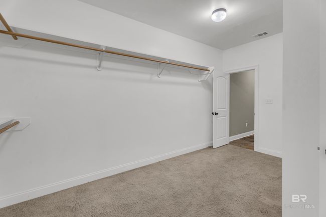 Large Walk-in Closet | Image 21