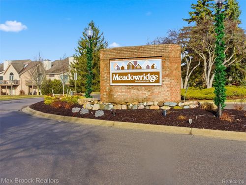 30127 N Meadowridge, Farmington Hills, MI, 48334-4845 | Card Image