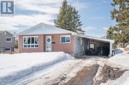 9 E Dunrobin Bay, Sault Ste Marie, ON, P6C5T4 | Card Image