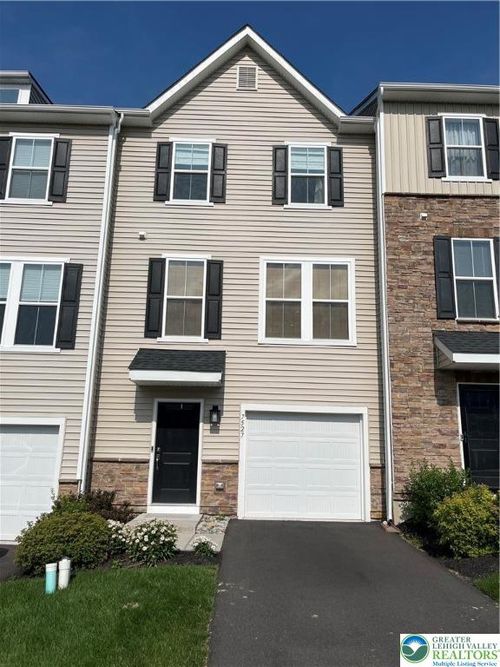 7527 Clayton Ave, Coopersburg, PA, 18036-8727 | Card Image