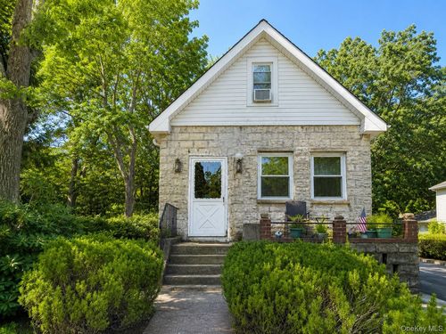 164 S Evergreen Dr, Selden, NY, 11784-3042 | Card Image