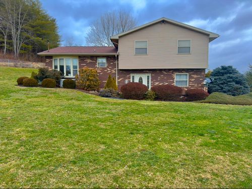 33 Needham Dr, Belpre, OH, 45714-9557 | Card Image