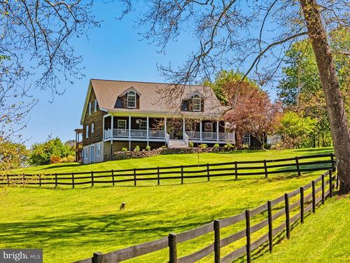 18654 Airmont Rd, Purcellville, VA, 20132-3834 | Card Image