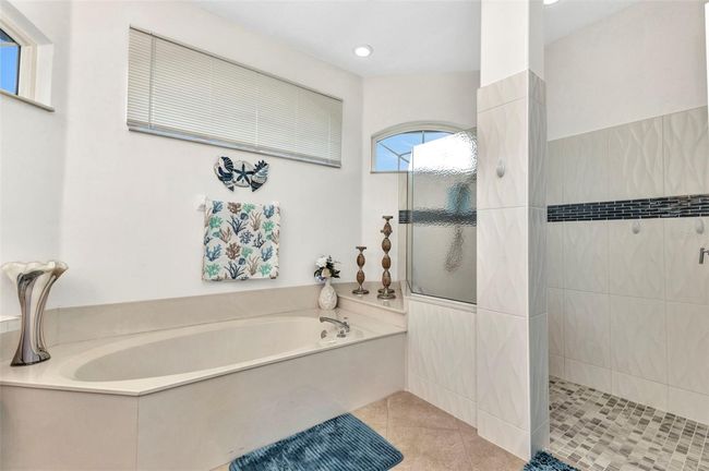 Primary Bathroom | Image 13