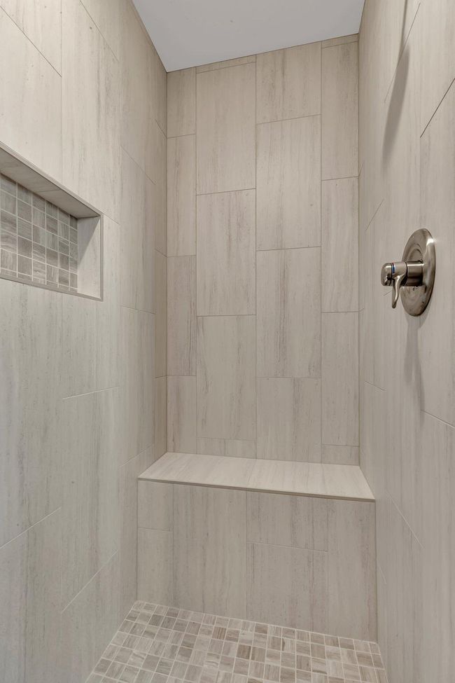 Beautiful Tile! Built-in bench | Image 14