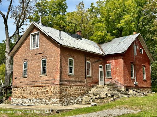 8 School House Ln, Rosendale, NY, 12472-9753 | Card Image