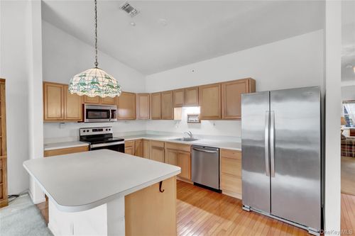 816-816 Narragansett Villas Dr, Lindenhurst, NY, 11757-5466 | Card Image