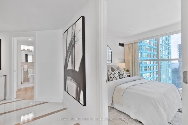 2002 - 99 Harbour Sq, Condo with 2 bedrooms, 2 bathrooms and 1 parking in Toronto ON | Image 22