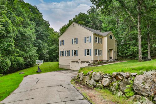 41 Wellesley Dr, Bedford, NH, 03110-4532 | Card Image