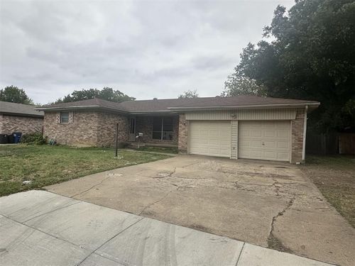 704 Clebud Dr, Euless, TX, 76040-5227 | Card Image