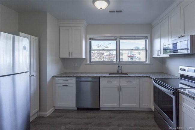 APT-9 - 11 Tuttle St, Condo with 3 bedrooms, 2 bathrooms and 1 parking in Stamford CT | Image 4