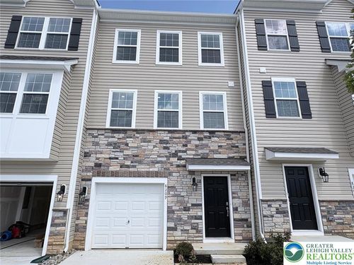 8209 Brodie Ct, BREINIGSVILLE, PA, 18031-8758 | Card Image