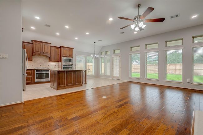 2323 Lost Bridge Ln, House other with 4 bedrooms, 3 bathrooms and 2 parking in Pearland TX | Image 11