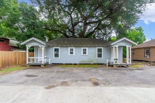 713 W Willis St, Alvin, TX, 77511-2131 | Card Image