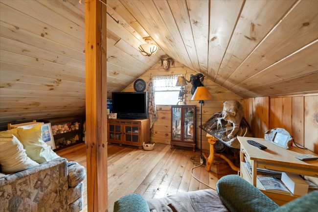 Additional living space with lots of natural light | Image 16