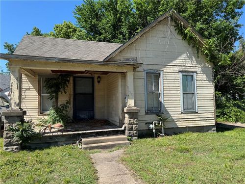 2225 Crawford Ave, Parsons, KS, 67357-2522 | Card Image