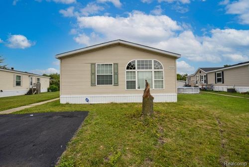 9327 Greentree Dr, Newport, MI, 48166-9561 | Card Image