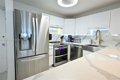 724 - 401 Ocean Dr, Condo with 1 bedrooms, 1 bathrooms and null parking in Miami Beach FL | Image 2