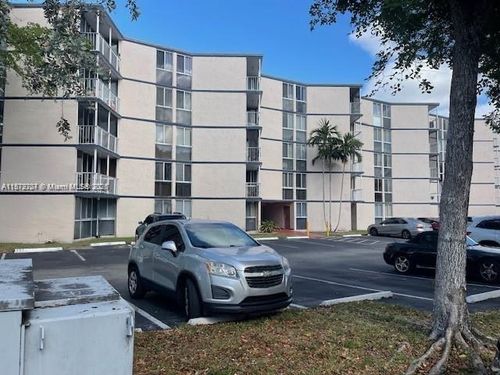 c404-7075 Nw 186th St, Hialeah, FL, 33015 | Card Image