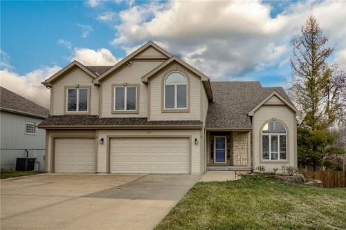 905 Aspen Drive, Smithville, MO, 64089 | Card Image