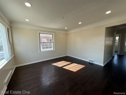 6991 Colonial St, Dearborn Heights, MI, 48127-2112 | Card Image