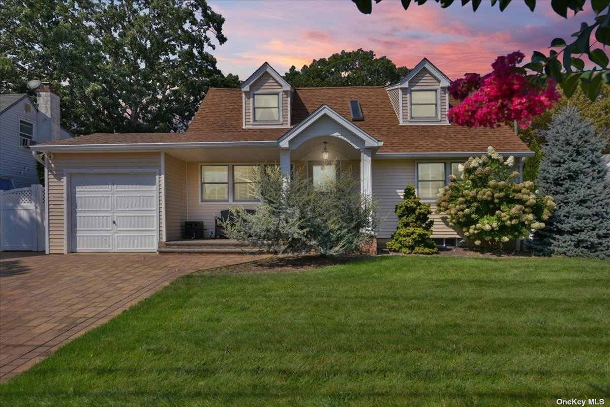 Toronto Ave, Massapequa, NY 11758