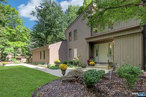100 Cheshire Ln, Ringwood, NJ, 07456-2743 | Card Image