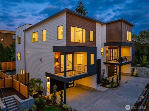 136 8th Ave, Kirkland, WA, 98033-5528 | Card Image