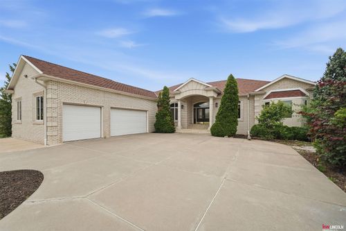 2555 Southview Cir, Lincoln, NE, 68512-3667 | Card Image